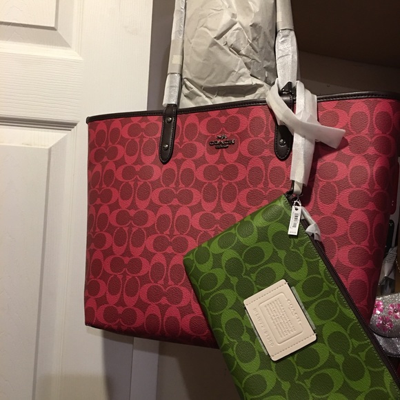 🆕‼️Coach reversible tote with detachable pouch - Picture 2 of 5